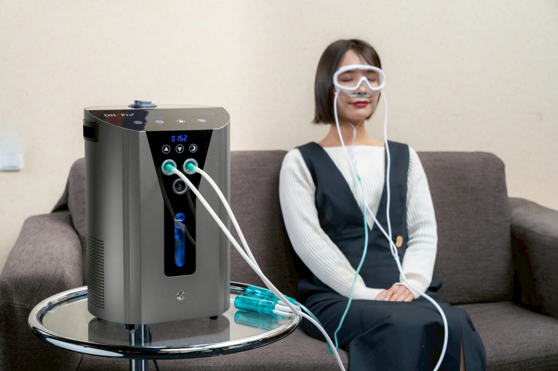 水素ガス吸入機器「DH-Pro」を使って吸入している様子